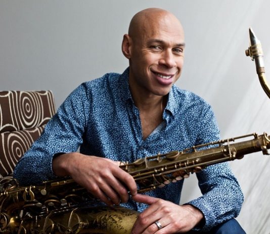 Saxofonista Joshua Redman se apresenta no dia 17 com Thiago Espírito Santo e Grégoire Maret no CIC - Foto: Divulgação