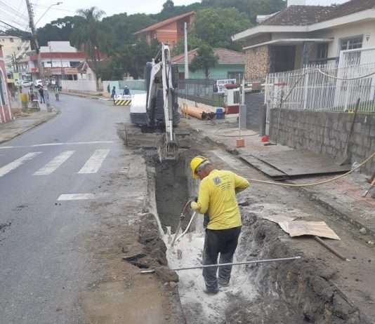 Obras do sistema de esgoto na Ponta de Baixo e Centro Histórico em fase final Segundo a empresa contratada pela Casan, trecho entre os bairros é difícil por ter muitas pedras no solo - Foto: Divulgação