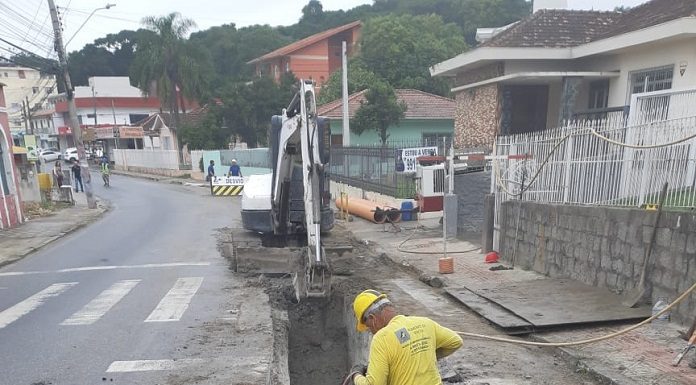 Segundo a empresa contratada pela Casan, trecho entre os bairros é difícil por ter muitas pedras no solo - Foto: Divulgação