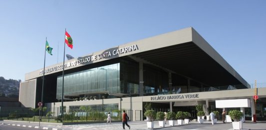Semana na Alesc será de audiências para debater reforma administrativa Audiências ocorrem na Alesc nos dias 23, 24 e 25 para debater principalmente os cortes e extinções de secretarias no governo estadual - Foto: Agência AL/Divulgação
