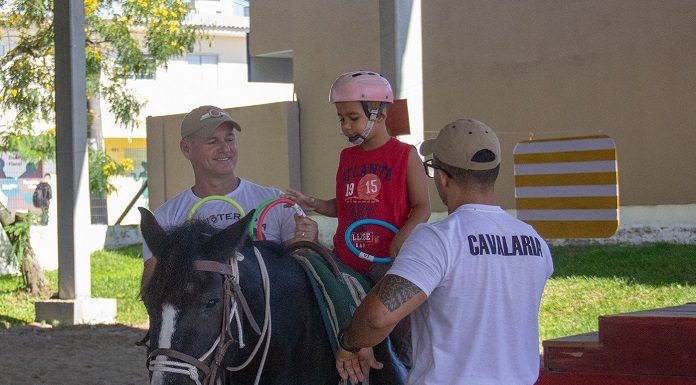 Os cavalos retirados das ruas são levados para um terreno da Cavalaria da PM, onde ficam abrigados, recebendo alimentação e atendimento médico. Aqueles que não tem o proprietário identificado, como a Dalila, são colocados para adoção - Foto: Secom/PMSJ