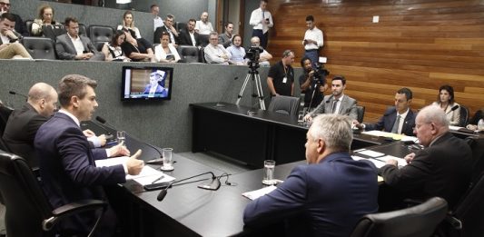 CPI da Ponte Hercílio Luz já recebeu 7,8 mil páginas de documentos Deputado Bruno Souza (Esq.), relator da CPI, afirmou que empresas que tentarem obstruir aquisição de documentos terão mandados de busca e apreensão para entregar os arquivos - Foto: Eduardo G. de Oliveira/Agência AL