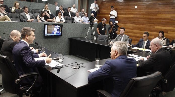 Deputado Bruno Souza (Esq.), relator da CPI, afirmou que empresas que tentarem obstruir aquisição de documentos terão mandados de busca e apreensão para entregar os arquivos - Foto: Eduardo G. de Oliveira/Agência AL