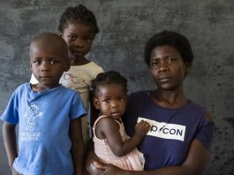 Família moçambicana refugiada em abrigo após a passagem do Ciclone Idai - Foto: De Wet/Unicef