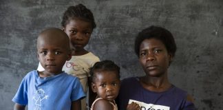 Família moçambicana refugiada em abrigo após a passagem do Ciclone Idai - Foto: De Wet/Unicef
