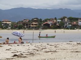 Praia no sul de Palhoça ainda não tem sistema de coleta e tratamento de esgoto - Foto: Lucas Cervenka/CSC