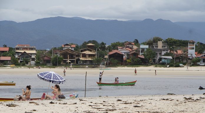 Praia no sul de Palhoça ainda não tem sistema de coleta e tratamento de esgoto - Foto: Lucas Cervenka/CSC