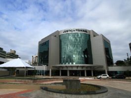 fachada do prédio da justiça federal em florianópolis, com letreiro escrito justiça federal