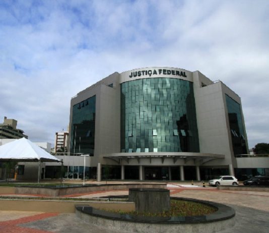 Servidor da Justiça Federal é condenado por roubar milhões e entra na lista da Interpol fachada do prédio da justiça federal em florianópolis, com letreiro escrito justiça federal