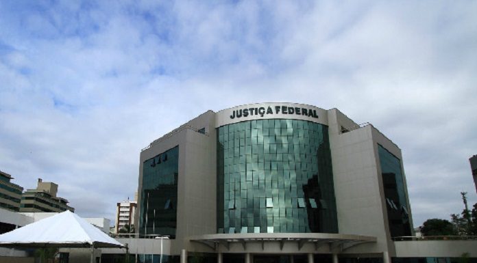 fachada do prédio da justiça federal em florianópolis, com letreiro escrito justiça federal