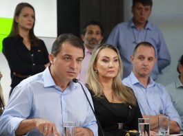 Governador Moisés concede entrevista coletiva dos 100 dias de Governo no auditório da defesa civil nesta terça-feira (9/4) - Foto: Julio Cavalheiro/Secom