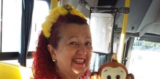 No ônibus para o trabalho, Vera Maria de Araújo conta para os passageiros as mesmas histórias que irá contar para as crianças da creche - Foto: Secom PMF/Divulgação