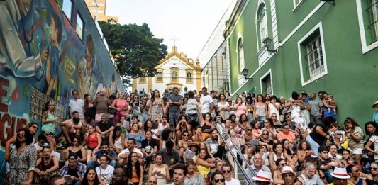 Samba de terreiro faz apresentação na escadaria do rosário nesta segunda (15) Evento gratuito é das 18h às 20h, no Centro de Florianópolis - Foto: Sérgio Lds/Divulgação