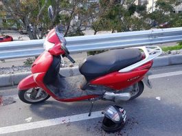 Linha de pipa: Moto e capacete no chão