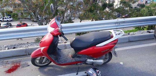 Linha de pipa provoca acidente com motociclista na Via Expressa em São José Linha de pipa: Moto e capacete no chão