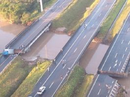 Marginal e pista Sul da BR 101 se romperam em Sangão Volume de água no Rio Sangão rompeu cabeceiras das pontes da marginal e das pistas sentido Sul; ponte Norte não foi tão afetada e teve uma das pistas abertas pela manhã - Foto: Divulgação/CSC