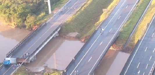 Volume de água no Rio Sangão rompeu cabeceiras das pontes da marginal e das pistas sentido Sul; ponte Norte não foi tão afetada e teve uma das pistas abertas pela manhã - Foto: Divulgação/CSC