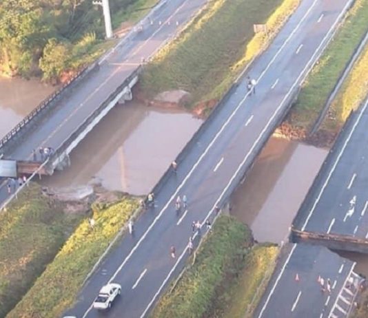 Marginal e pista Sul da BR 101 se romperam em Sangão Volume de água no Rio Sangão rompeu cabeceiras das pontes da marginal e das pistas sentido Sul; ponte Norte não foi tão afetada e teve uma das pistas abertas pela manhã - Foto: Divulgação/CSC