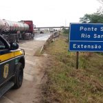 Ponte no km 359 da BR 101 rompeu na sexta (24/5) com alto volume do Rio Sangão - Foto: PRF-SC/Divulgação
