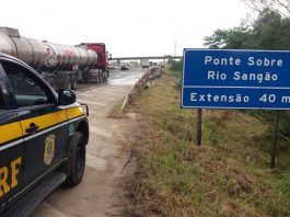 Ponte no km 359 da BR 101 rompeu na sexta (24/5) com alto volume do Rio Sangão - Foto: PRF-SC/Divulgação