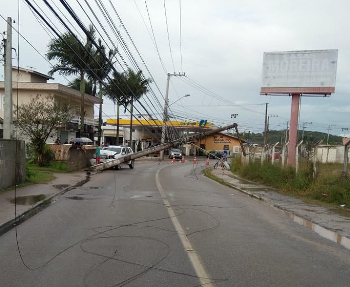 Abalroamento de poste na Av. Rio Grande deixou as residências às escuras até à noite deste domingo - Foto: Celesc/Divulgação