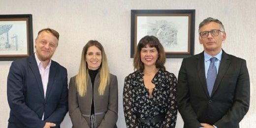 O acordo foi assinado pela procuradora-chefe do MPT-SC, Quézia de Araújo Duarte Neves Gonzalez, e pela procuradora-geral de Contas do MPC-SC, Cibelly Farias. acompanhadas dos procuradores Diogo Roberto Ringenberg e Alexandre Medeiros da Fontoura Freitas - Foto: MPT/Divulgação/CSC