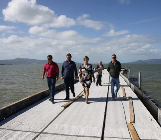Prefeita Adeliana Dal Pont visitou a obra de revitalização do Centro Histórico de São José que tem entrega prevista para agosto - Foto: PMSJ