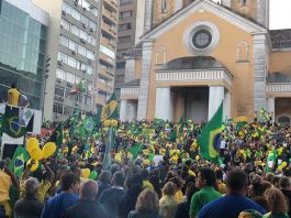 Pessoas se reuniram nesse domingo (26/5) no largo da Catedral Metropolitana, no Centro, para mostrar apoio ao presidente e principais ideias que ele defende - Foto Hugo Vieira Neves/Divulgação/CSC