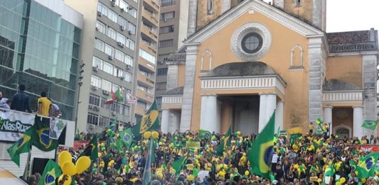 Ato em favor de Bolsonaro reúne cerca de 10 mil em Florianópolis Pessoas se reuniram nesse domingo (26/5) no largo da Catedral Metropolitana, no Centro, para mostrar apoio ao presidente e principais ideias que ele defende - Foto Hugo Vieira Neves/Divulgação/CSC