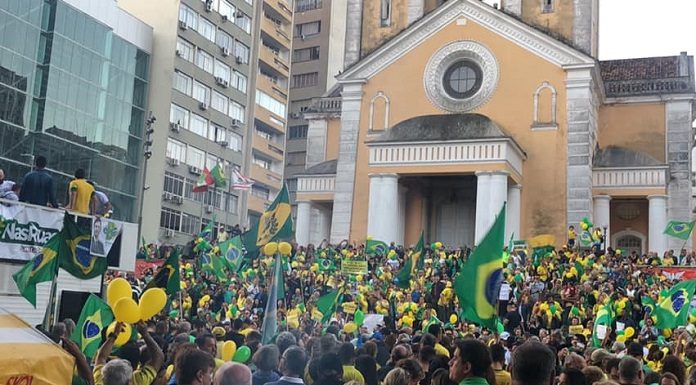 Pessoas se reuniram nesse domingo (26/5) no largo da Catedral Metropolitana, no Centro, para mostrar apoio ao presidente e principais ideias que ele defende - Foto Hugo Vieira Neves/Divulgação/CSC