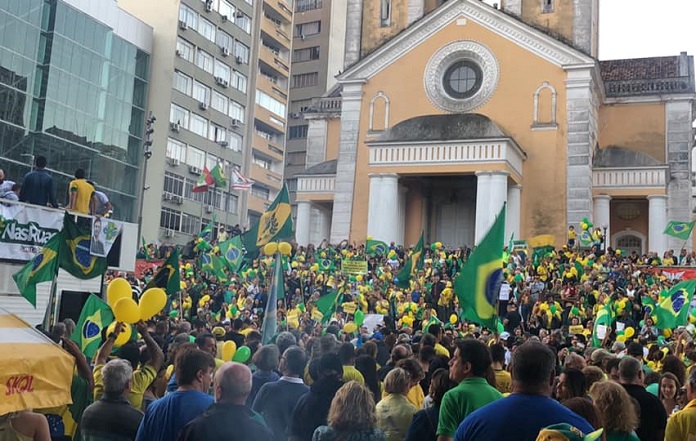 ato apoio bolsonaro florianopolis - foto hugo vieira neves Pessoas se reuniram nesse domingo (26/5) no largo da Catedral Metropolitana, no Centro, para mostrar apoio ao presidente e principais ideias que ele defende - Foto Hugo Vieira Neves/Divulgação/CSC
