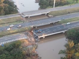 Prioridade do DNIT é reabrir a pista Sul da BR 101 na segunda-feira (27) Durante esse sábado (25), o DNIT trabalhou no assoreamento da cabeceira da ponte Sul sobre o Rio Sangão; neste domingo, junto com a PRF, avaliam a abertura da ponte Norte em mão dupla - Foto: PRF/Divulgação/CSC