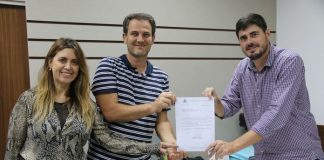 Vereadora Cristina de Souza, propositora da parceria, professor Deonísio Schimitt e o presidente da câmara josefense, Michel Schlemper em momento da assinatura do convênio de ensino de libras - Foto: CMSJ/Divulgação