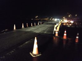 Primeira faixa Sul é reaberta, mas conserto da ponte na BR 101 é precário Trabalho emergencial de conserto da ponte no sentido Sul durante o fim de semana permitiu que uma faixa fosse aberta ainda no domingo, porém com o trânsito estrutura já cedeu um pouco - Foto: PRF/Divulgação/CSC
