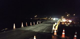 Trabalho emergencial de conserto da ponte no sentido Sul durante o fim de semana permitiu que uma faixa fosse aberta ainda no domingo, porém com o trânsito estrutura já cedeu um pouco - Foto: PRF/Divulgação/CSC