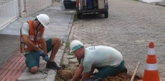 Para detectar as ligações irregulares, técnicos utilizam um aparelho que escuta a entrada de água na residência - Foto: Casan/Divulgação