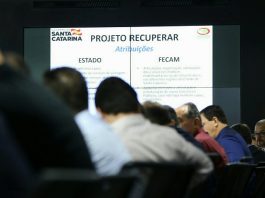 Governo anuncia fundo de R$ 10 milhões por mês para asfalto Governador Carlos Moisés e secretários participaram nesta quinta (9/5) do 3º Encontro de Articulação Estado Município, no auditório da Secretaria Defesa Civil em Florianópolis - Foto James Tavares/Secom SC