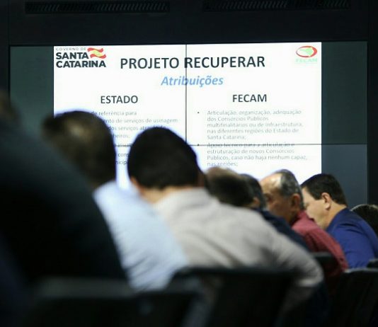 Governo anuncia fundo de R$ 10 milhões por mês para asfalto Governador Carlos Moisés e secretários participaram nesta quinta (9/5) do 3º Encontro de Articulação Estado Município, no auditório da Secretaria Defesa Civil em Florianópolis - Foto James Tavares/Secom SC