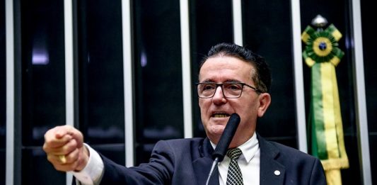 Hélio Costa defende a autonomia da Eletrosul: “única que opera no azul” Parlamentar alerta para possível incorporação ou venda da Eletrosul, que aponta ser a única superavitária do sistema Eletrobras - Foto: Douglas Gomes/Divulgação/CSC