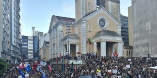 Manifestantes partiram da UFSC, Udesc e IFSC em direção ao Centro, onde se concentraram no largo da catedral, nesta quarta - Foto: UFSC à esquerda/Divulgação/CSC