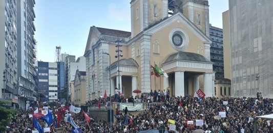 Manifestantes partiram da UFSC, Udesc e IFSC em direção ao Centro, onde se concentraram no largo da catedral, nesta quarta - Foto: UFSC à esquerda/Divulgação/CSC