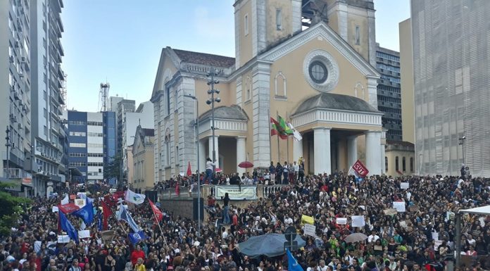 Manifestantes partiram da UFSC, Udesc e IFSC em direção ao Centro, onde se concentraram no largo da catedral, nesta quarta - Foto: UFSC à esquerda/Divulgação/CSC