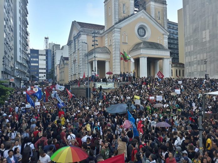 Manifestantes partiram da UFSC, Udesc e IFSC em direção ao Centro, onde se concentraram no largo da catedral, nesta quarta - Foto: UFSC à esquerda/Divulgação/CSC