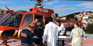 Gilcenir Passos Silva (43) foi levada pelo helicóptero Arcanjo para o Hospital Regional de São José nesta segunda-feira (27/5) pela manhã - Foto: Arcanjo/Reprodução/CSC