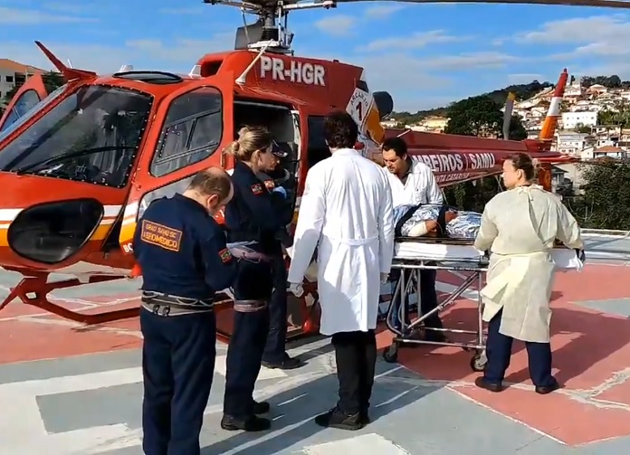 Gilcenir Passos Silva (43) foi levada pelo helicóptero Arcanjo para o Hospital Regional de São José nesta segunda-feira (27/5) pela manhã - Foto: Arcanjo/Reprodução/CSC