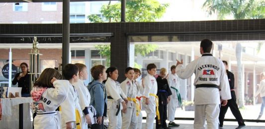 Festival de taekwondo na rua é atração para o dia das mães Professor Deives Vidart leciona para adultos, jovens e crianças, que podem começar o taekwondo a partir dos 3 anos - Foto: Divulgação/CSC