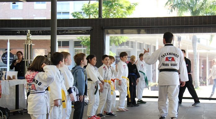 Professor Deives Vidart leciona para adultos, jovens e crianças, que podem começar o taekwondo a partir dos 3 anos - Foto: Divulgação/CSC