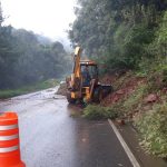 Queda de barreira por ação das chuvas no KM 82,1 da SC 355, entre Treze Tílias e Iomerê - Foto: PMRv/Divulgação/CSC