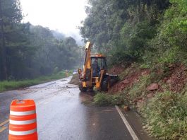 Chuvas causam transtornos por todo o estado Queda de barreira por ação das chuvas no KM 82,1 da SC 355, entre Treze Tílias e Iomerê - Foto: PMRv/Divulgação/CSC