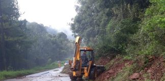 Queda de barreira por ação das chuvas no KM 82,1 da SC 355, entre Treze Tílias e Iomerê - Foto: PMRv/Divulgação/CSC